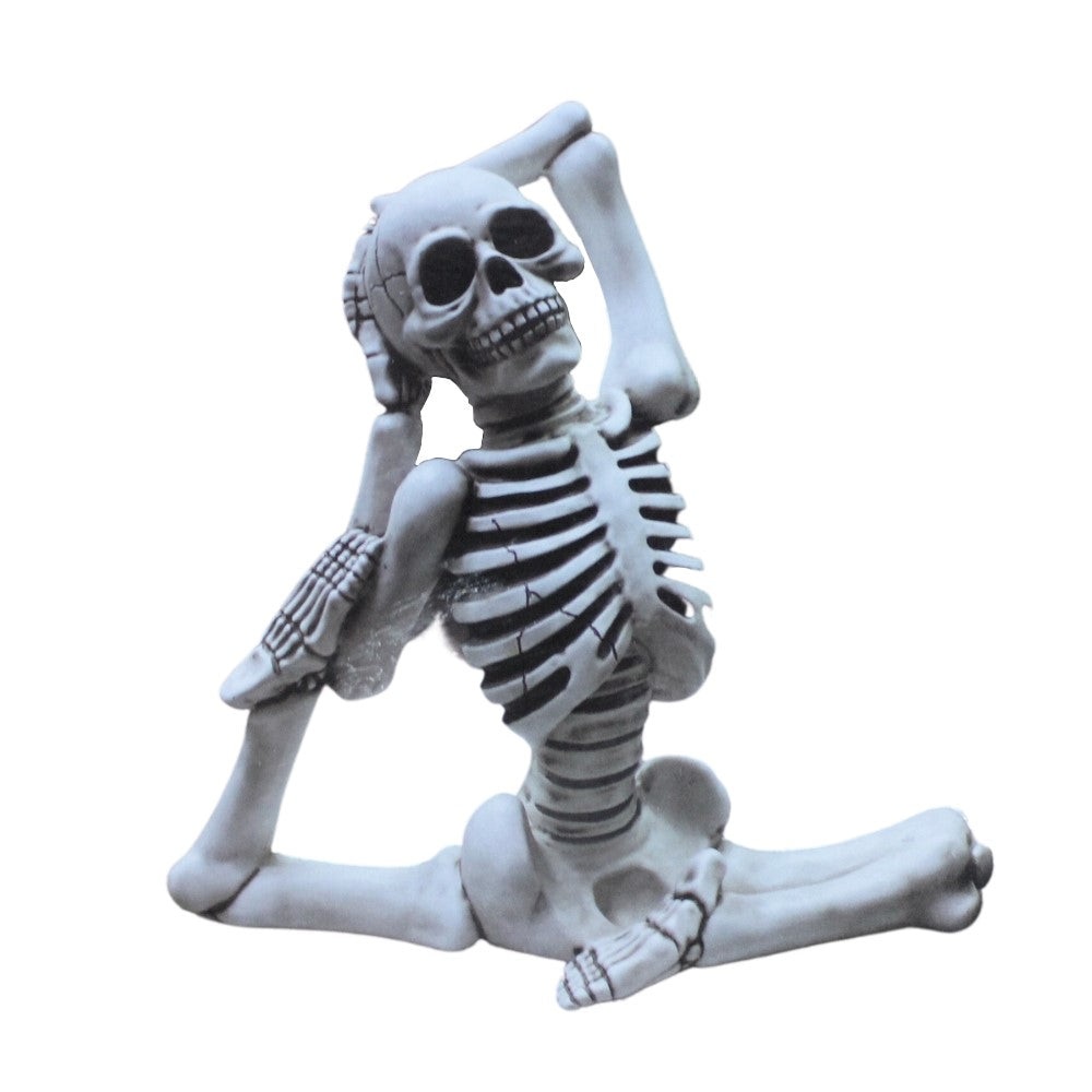 Squelette d'Halloween en position de yoga